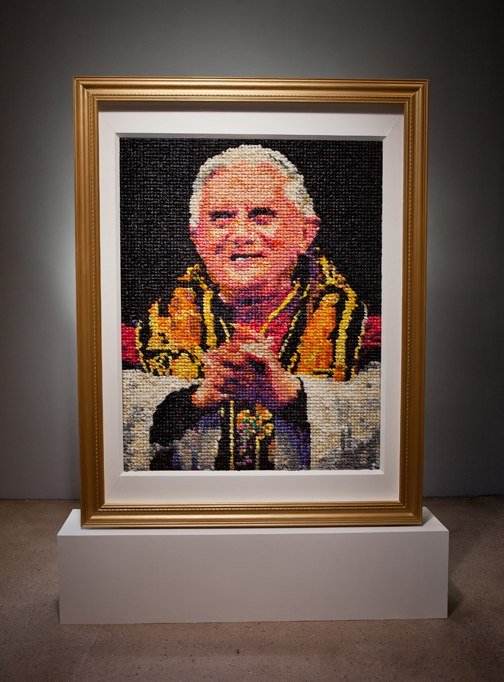 Paus Benedictus XVI afgebeeld met 17000 condooms